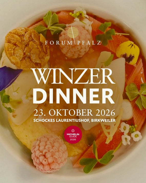 Plakat zum Forum Pfalz Winzerdinner am 23. Oktober 2026 im Schockes Laurentiushof in Birkweiler. Ein kunstvoll angerichteter Teller von oben, mit essbaren Blüten und Kleeblättern, darüber das Michelin-Guide-Zeichen 2026.